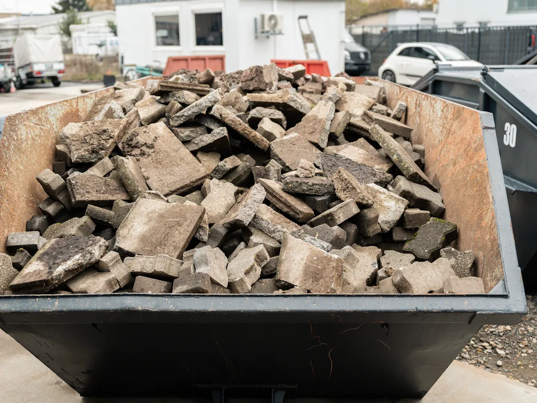 Container gefüllt mit Bauschutt
